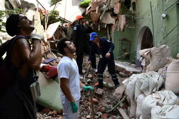 People remove debris from a collapsed building after a quake rattled Mexico City on Sept. 19, 2017. (RONALDO SCHEMIDT/AFP/Getty Images)