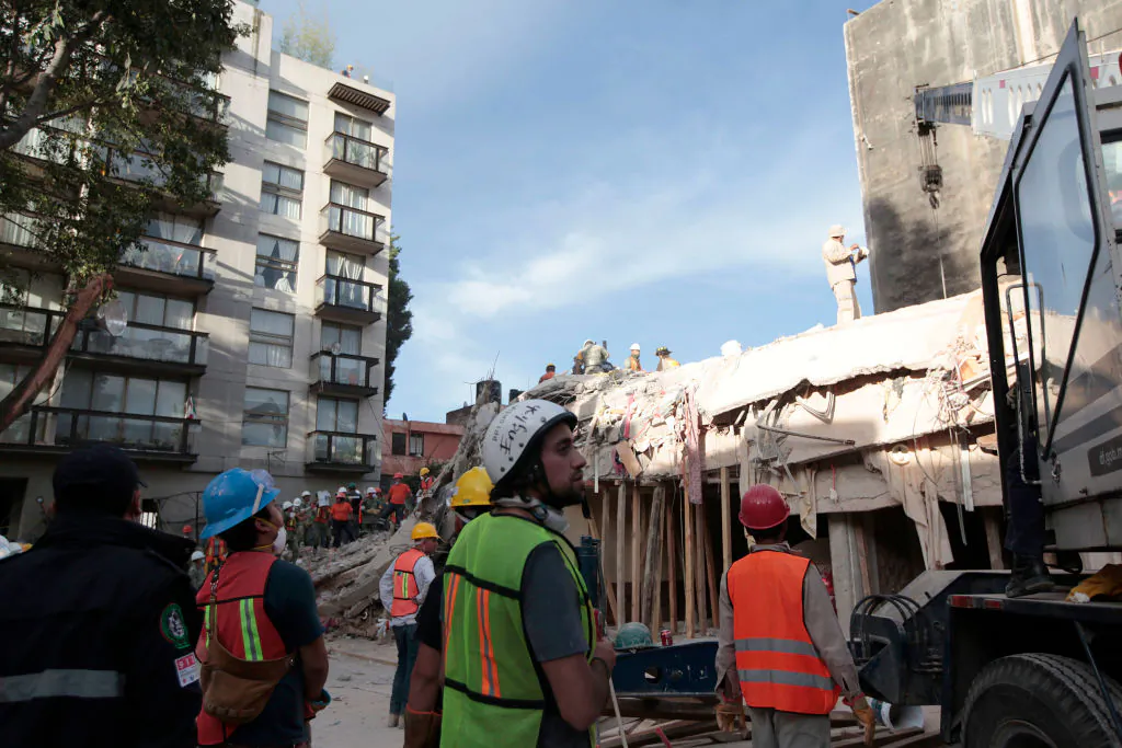 Rescue workers and volunteers search for survivors and bodies in Mexico City on September 22, 2017, three days after the powerful quake that hit central Mexico. (DIANA ULLOA/AFP/Getty Images)