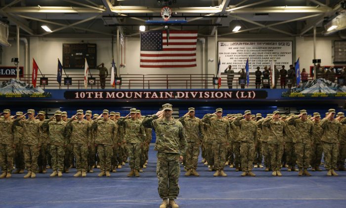 U.S. Army soldiers salute during a welcome-home ceremony after from Iraq on May 17, 2016 at Fort Drum, New York. (John Moore/Getty Images)