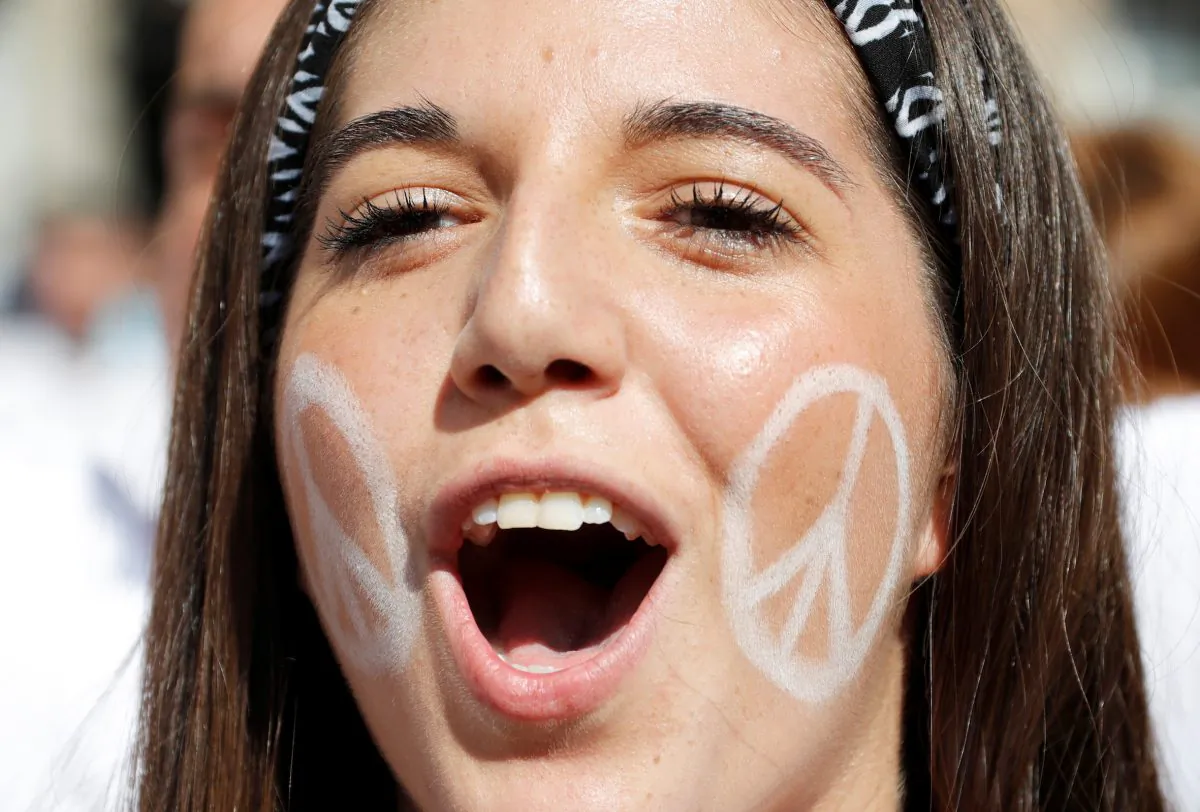 A woman shouts slogans during a demonstration in favour of dialogue in a square in Barcelona, Spain, October 7, 2017 (Reuters/Eric Gaillard)