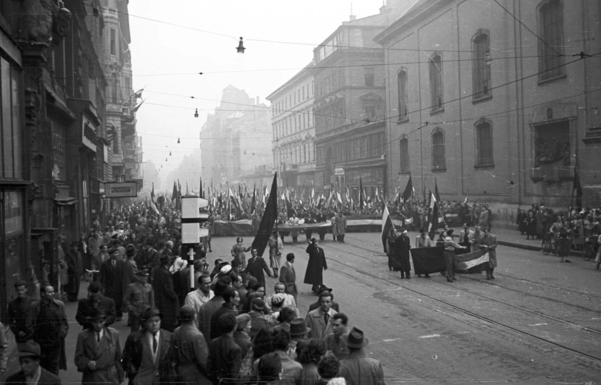 People march in the streets of Budapest during the Hungarian uprising against communism in 1956. (FOTO:FORTEPAN / Nagy Gyula / CC BY-SA 3.0 via Wikimedia Commons)
