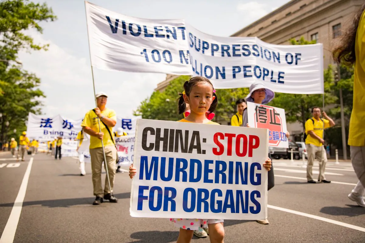 A young Falun Gong practitioner at a parade calling for an end to China's persecution, in Washington, D.C. on July 20, 2017. (Benjamin Chasteen/The Epoch Times)