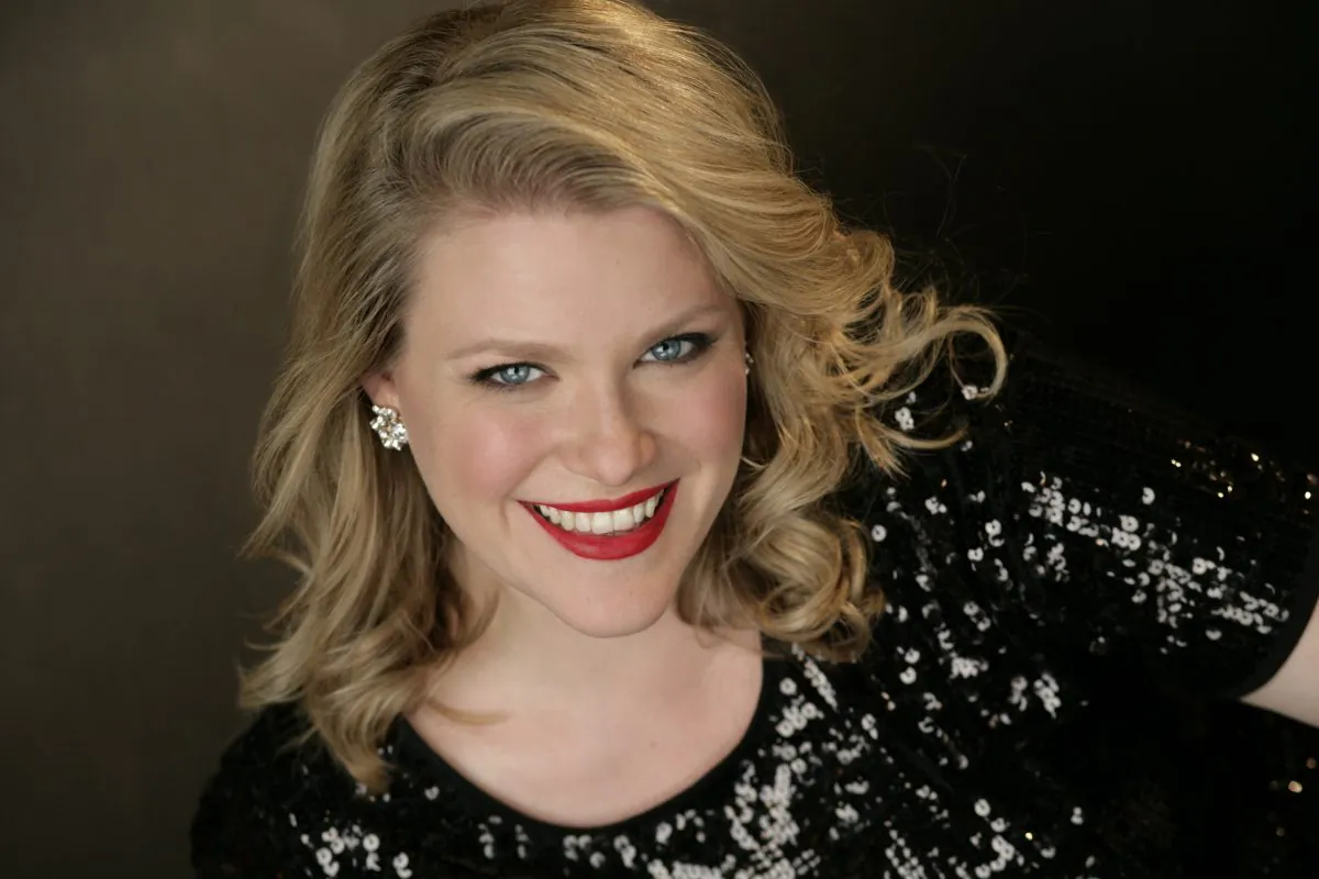 Soprano Erin Wall (Kristin Hoebermann)