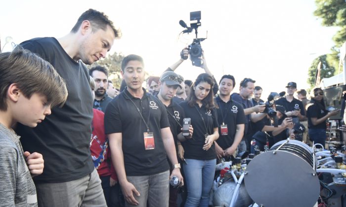 SpaceX CEO Elon Musk checks out the University of California Irvine's HYPERXITE pod during the SpaceX Hyperloop competition in Hawthorne, California on Jan. 29, 2017. (Gene Blevins/AFP/Getty Images)