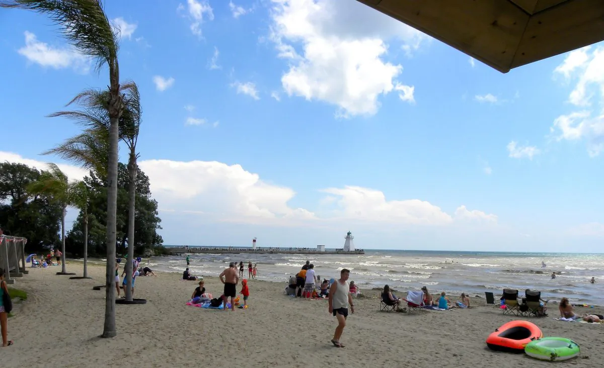 Erie Beach with its palm trees, pier, and lighthouse. (JasonParis/Wikimedia Commons)