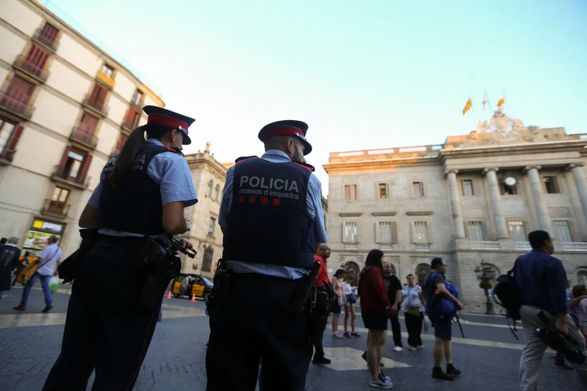 Mossos d'Esquadra officers, Catalan regional force, stand guard at Sant Jaume square in Barcelona, Spain, October 16, 2017. (Reuters/Ivan Alvarado)