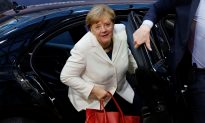 Merkel Sends Positive Signal to May on Brexit Talks