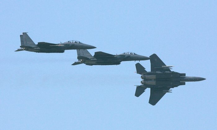 The South Korean Airforce F15K team fly in formation during the Seoul Airshow 2009 and Seoul International Aerospace and Defense Exhibition 2009 at the Sungnam military air base in Seoul, South Korea, on Oct. 20, 2009. (Chung Sung-Jun/Getty Images)