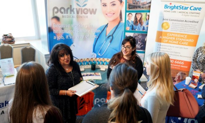 Job seekers listen to a recruiter at the Colorado Hospital Association job fair in Denver, Colo.,  on Oct. 4, 2017.  (REUTERS/Rick Wilking/File Photo)