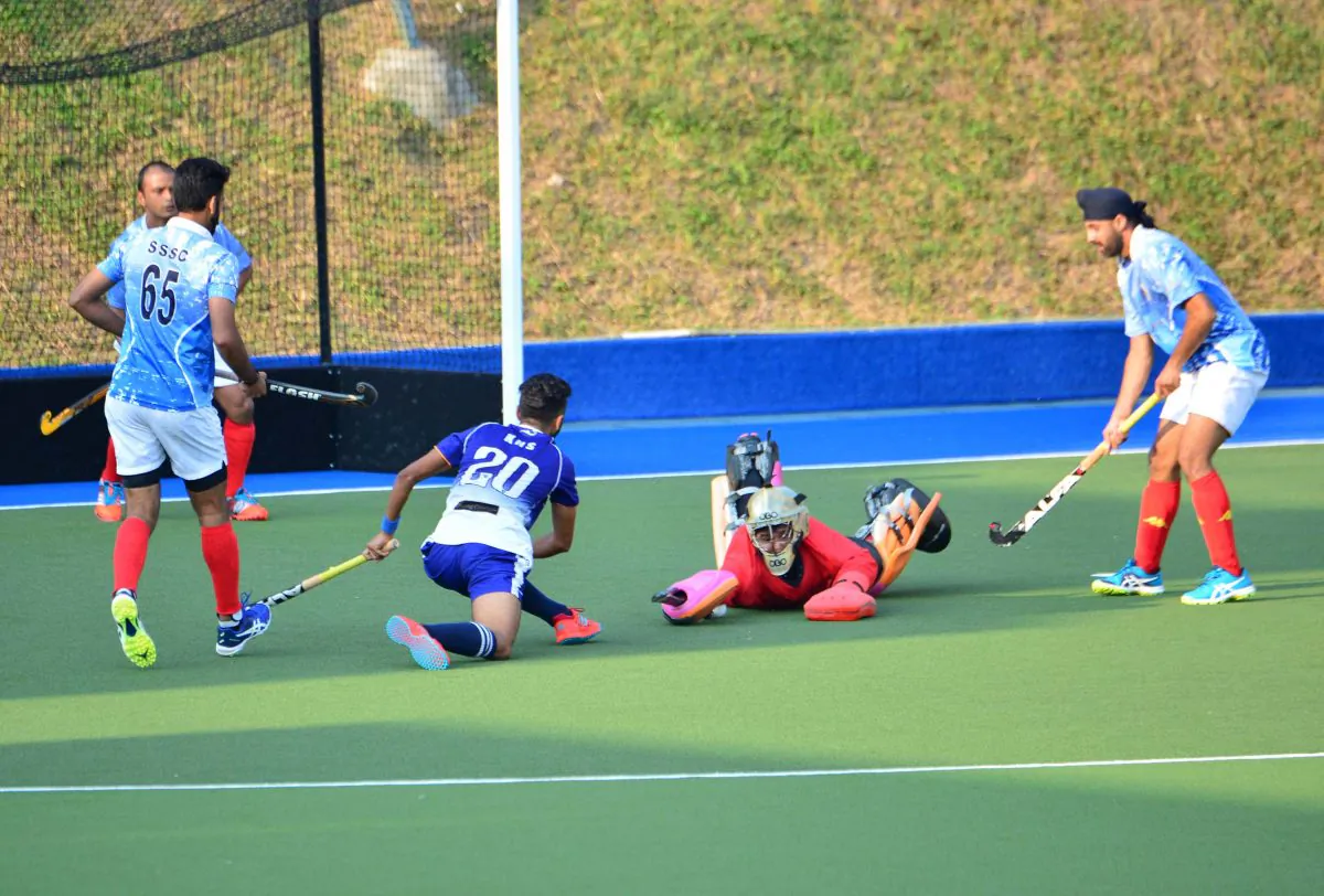 Super Goalie: SSS-A keeper Bila Singh’s save was one of many earning him the ‘Man of the Match’ title for his side, in their HKHA Premier game at King’s Park on Sunday Oct 22, 2017. (Eddie So)