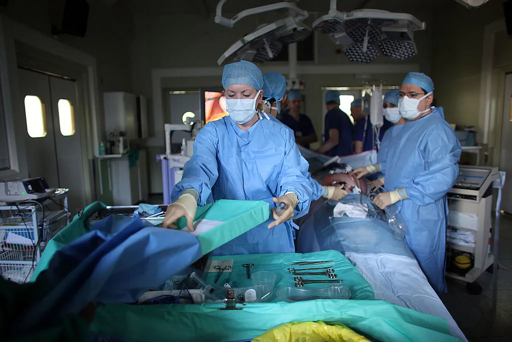 A surgeon and his theatre team perform key hole surgery to remove a gallbladder at at The Queen Elizabeth Hospital in Birmingham, England on March 16, 2010. (Christopher Furlong/Getty Images)