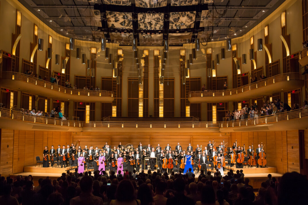 Shen Yun Symphony Orchestra after their concert at Strathmore Music Center, Washington D.C., on October 22, 2017. (Lisa Fan/The Epoch Times)