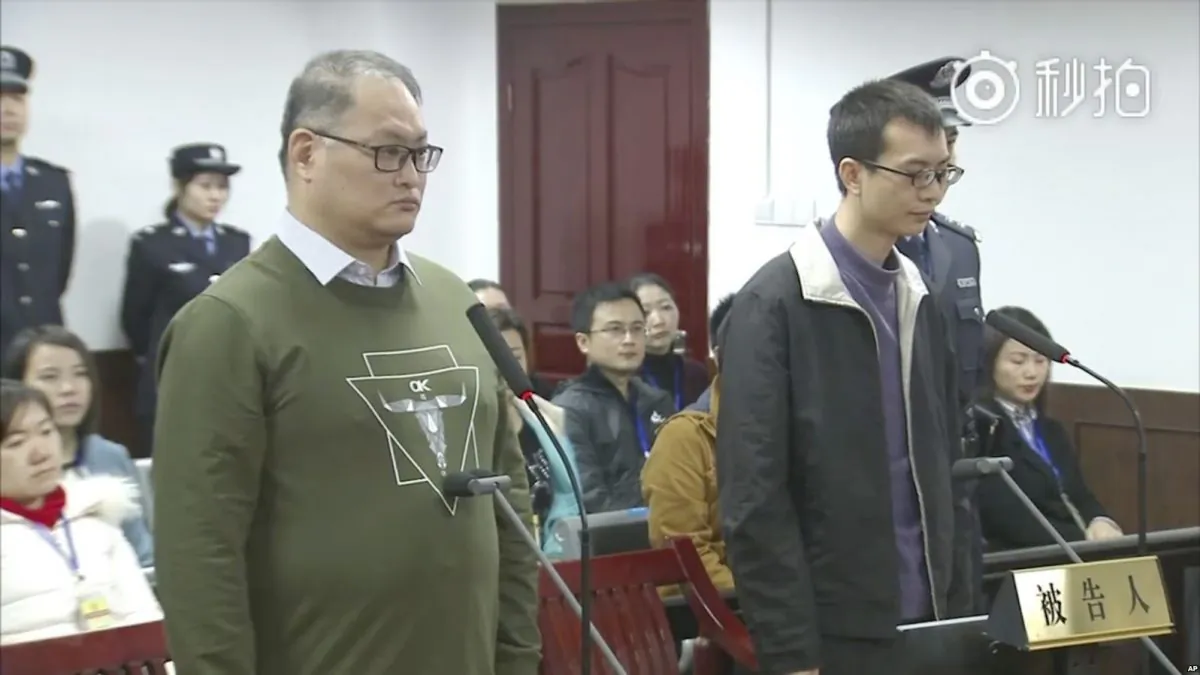 Screenshot taken from a video released by the Intermediate People's Court of Yueyang. Taiwanese activist Lee Ming-che (L) and his fellow defendant Peng Yuhua of China stand during their sentencing at the court on Nov. 28, 2017. (Screenshot via Intermediate People’s Court of Yueyang)