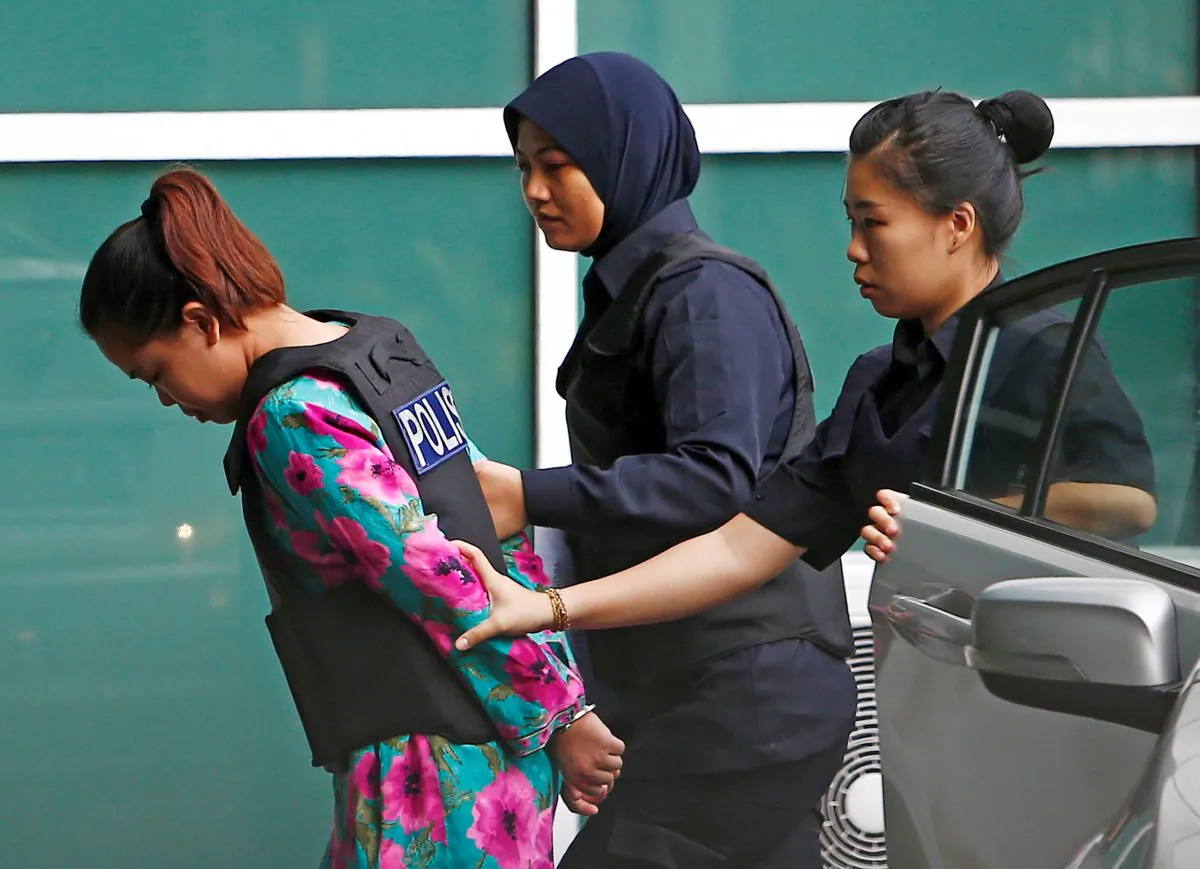 Indonesian Siti Aisyah who is on trial for the killing of Kim Jong Nam, the estranged half-brother of North Korea's leader, is escorted as she arrives at the Department of Chemistry in Petaling Jaya, near Kuala Lumpur, Malaysia on Oct. 9, 2017. (REUTERS/Lai Seng Sin)