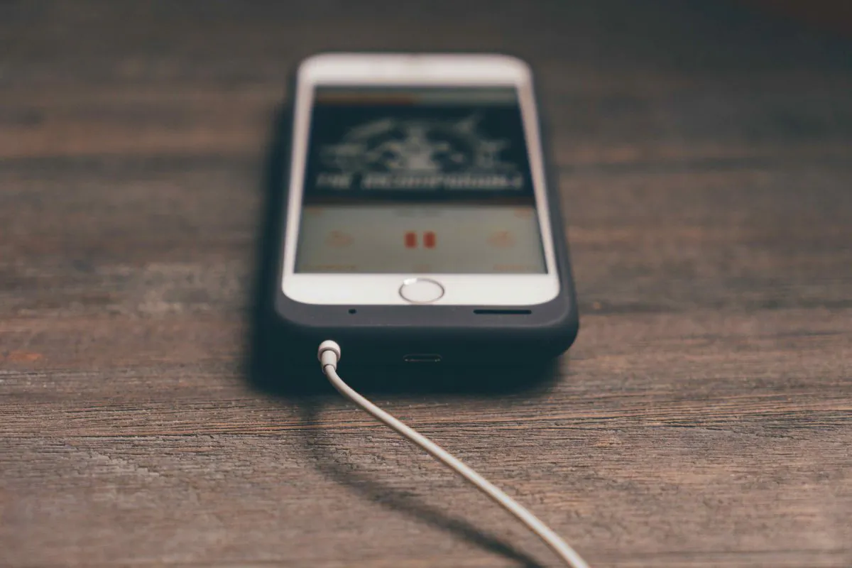 A 14-year-old girl has been electrocuted after falling asleep on her iPhone cable in Vietnam on November 15, 2017 (Álvaro Serrano/Unsplash)