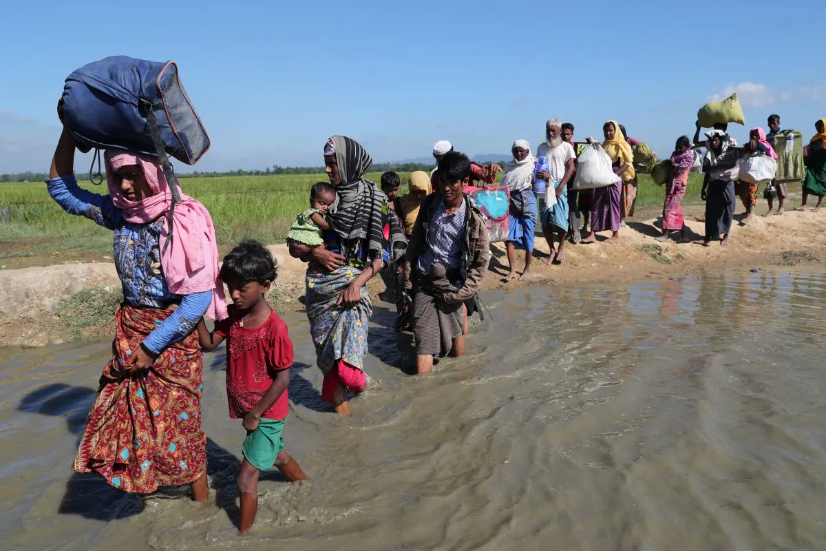 Rohingya refugees walk towards a refugee camp after crossing the border in Anjuman Para near Cox's Bazar, Bangladesh, Nov. 19, 2017. (Reuters/Mohammad Ponir Hossain)