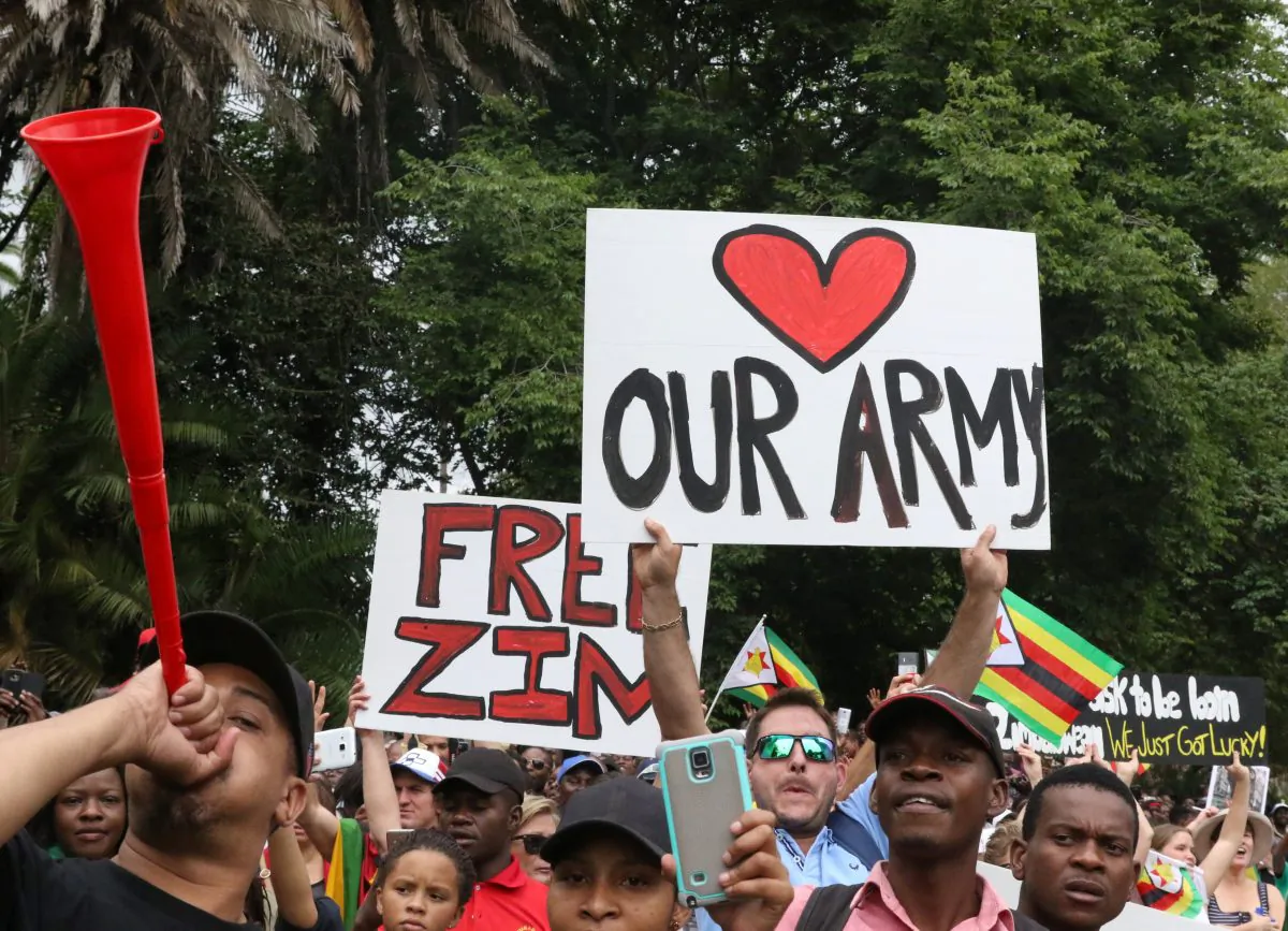 Protesters calling for Zimbabwean President Robert Mugabe to step down take to the streets in Harare, Zimbabwe, Nov. 18, 2017. (REUTERS/Philimon Bulawayo)