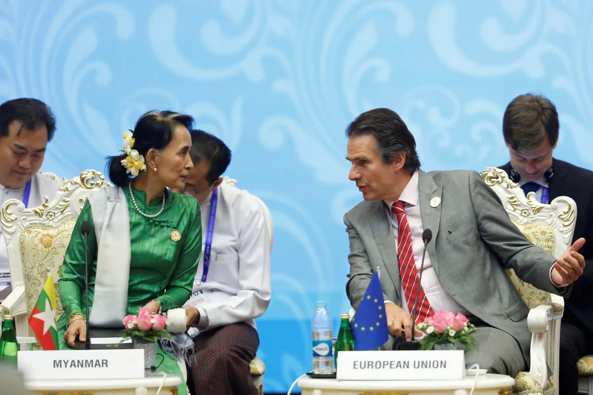 Burma State Counselor Aung San Suu Kyi (L) talks with Gunnar Wiegand (R), Managing Director for Asia and the Pacific at the European External Action Service, during the 13th Asia Europe Foreign Ministers Meeting (ASEM) in Naypyitaw, Burma, Nov. 21, 2017. (REUTERS/Stringer)