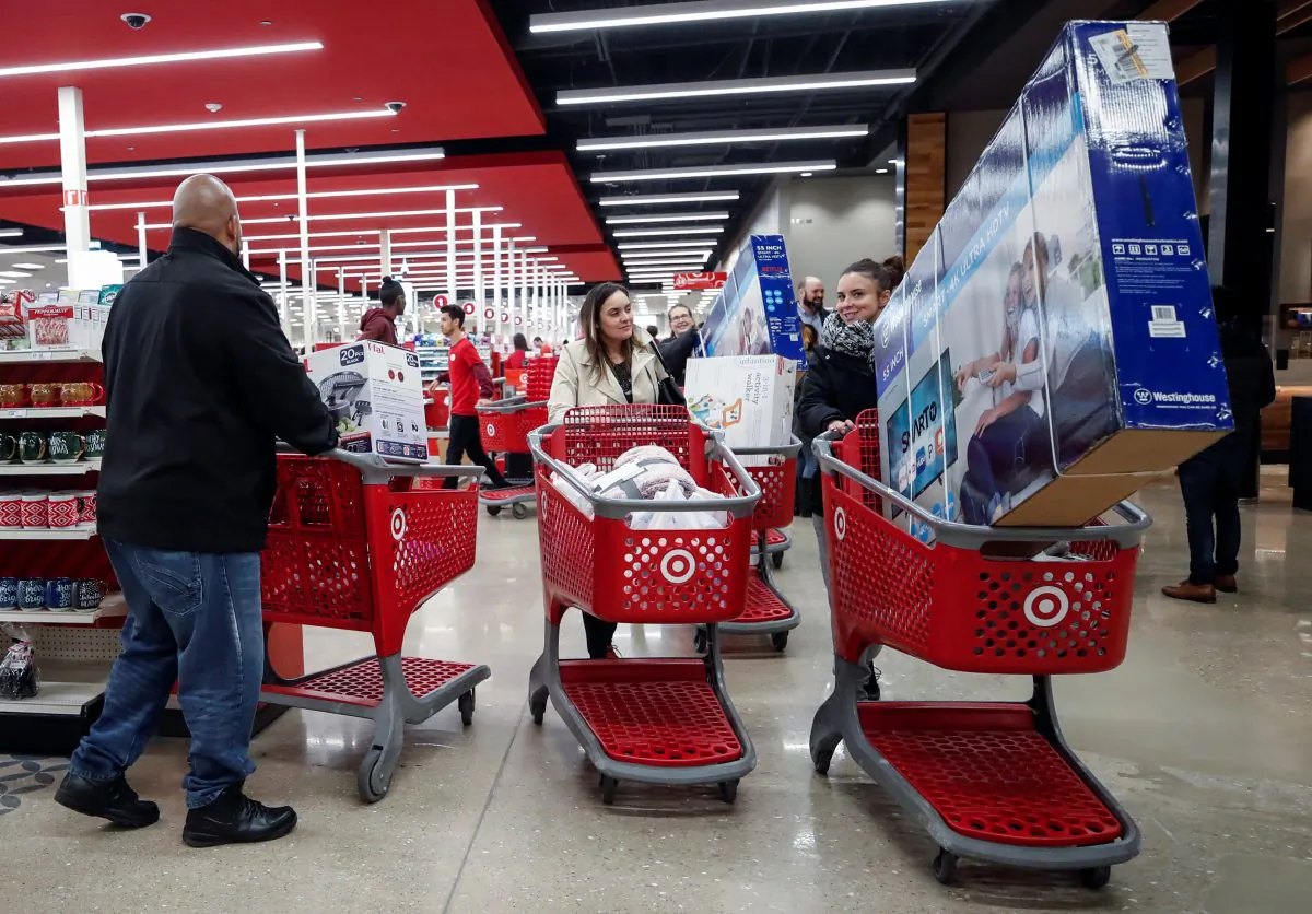 Customers push their shopping carts after making a purchase at Target in Chicago, Illinois in Nov. 2017 (Reuters/Kamil Krzaczynski)