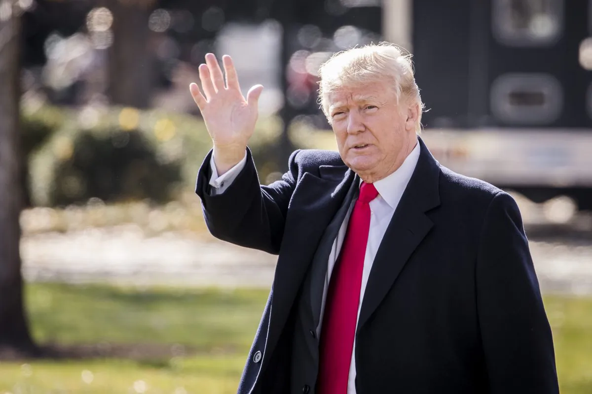 President Donald Trump departs the White House for St. Louis on Nov. 29, 2017. (Samira Bouaou/The Epoch Times)