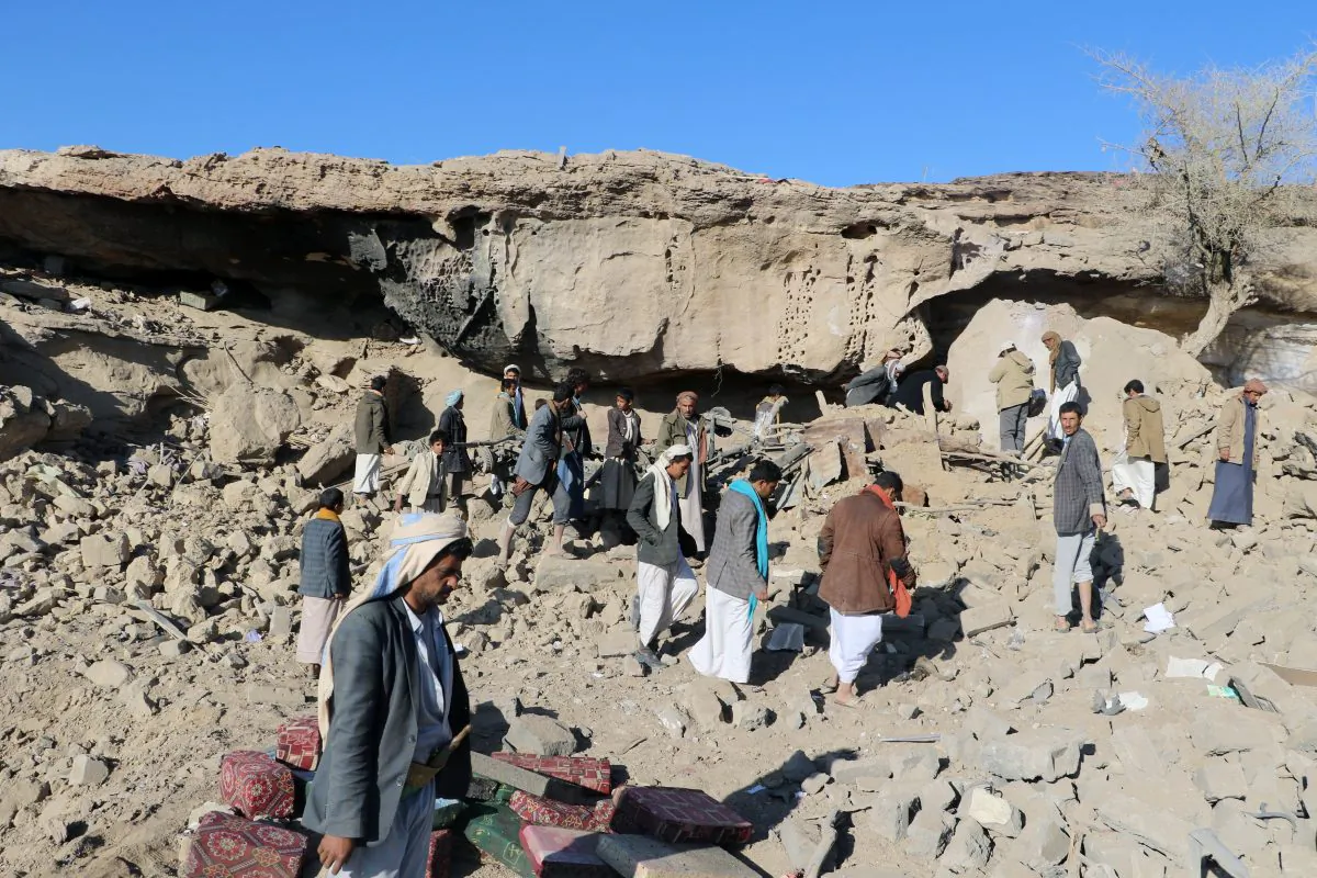 People gather at the site of an air strike near the northwestern city Saada, Yemen December 3, 2017. (Reuters/Naif Rahma)