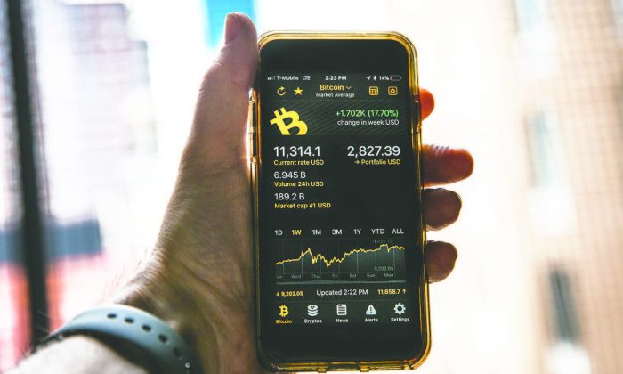 A smartphone showing the current bitcoin market rate in New York on Dec. 4. (Benjamin Chasteen/The Epoch Times)