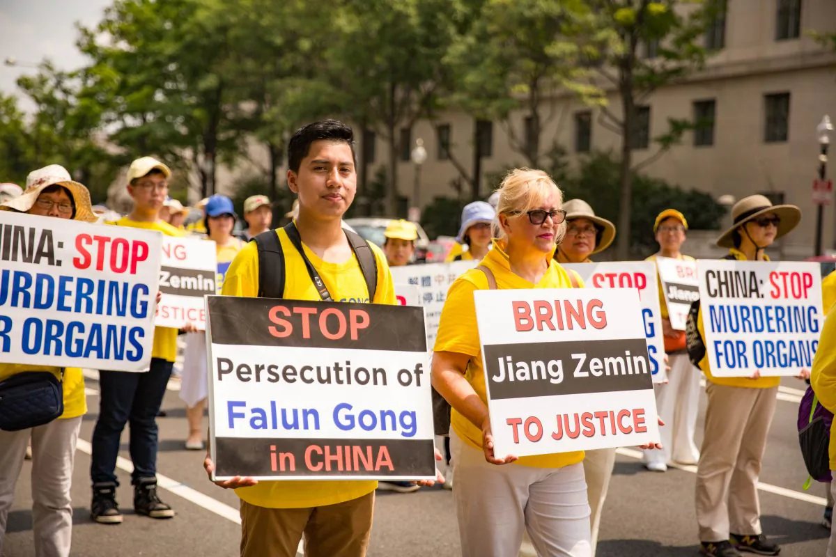 Hundreds of Falun Gong practitioners march at a parade in Washington, D.C. calling for an end to the persecution in China, on July 20, 2017. (Benjamin Chasteen/The Epoch Times)
