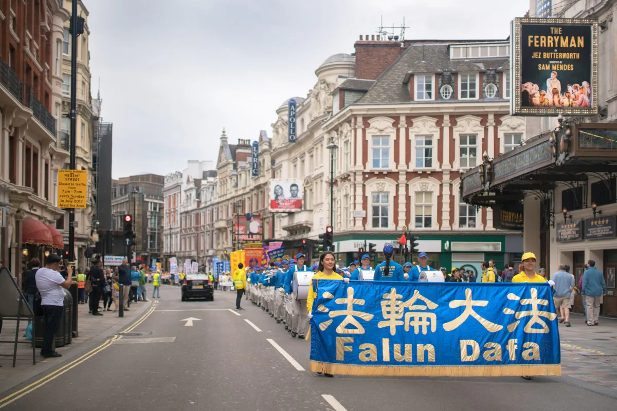 Falun Gong practitioners hold a parade in London on July 23, 2017. (Minghui.org)