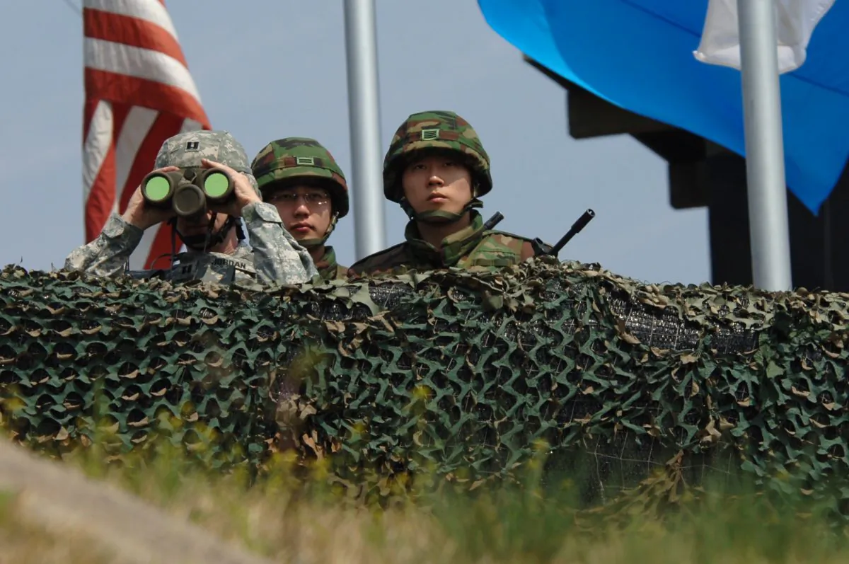 South Korean soldiers monitor the DMZ on April 16, 2008. (Expert Infantry [https://creativecommons.org/licenses/by/2.0/] via Flickr)