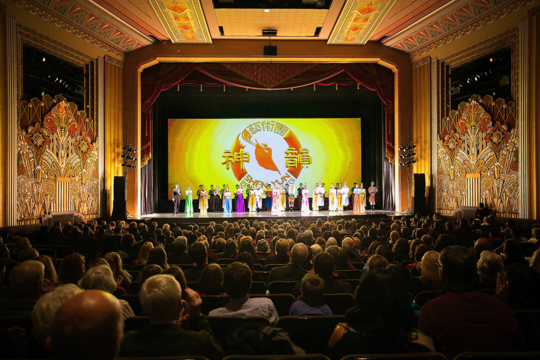 Shen Yun Performing Arts New York Company's curtain call at Burlington's Flynn Center for the Performing Arts, on Dec. 22, 2017. (Evan Ning/The Epoch Times)