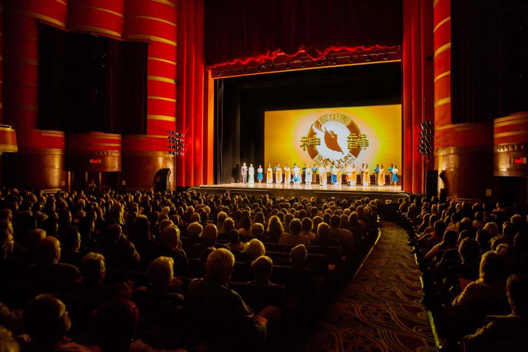 Shen Yun Performing Arts International Company's curtain call at the Music Hall , on Dec. 22, 2017. (Hu Chen/The Epoch Times)