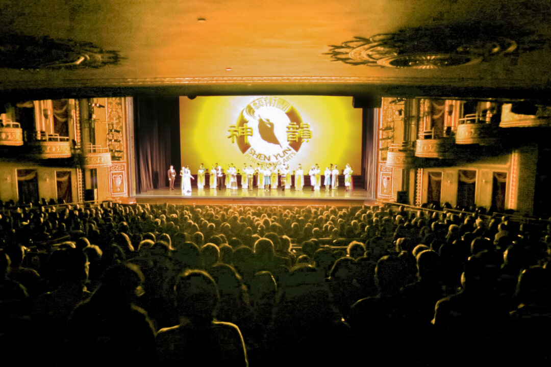Shen Yun Performing Arts World Company's curtain call at the Palace Theater in Waterbury, Conn., on Dec. 22, 2017. (The Epoch Times) 
