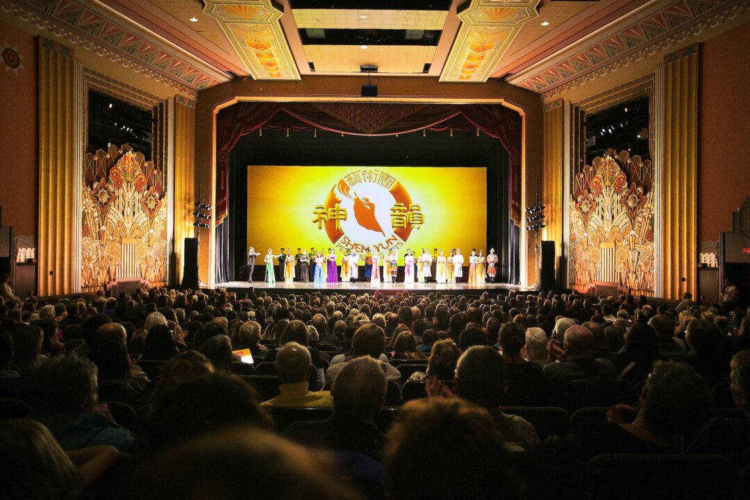 Shen Yun Performing Arts New York Company's curtain call, at the Flynn Center for the Performing Arts, in Burlington, on Dec. 23, 2017. (Evan Ning/The Epoch Times)