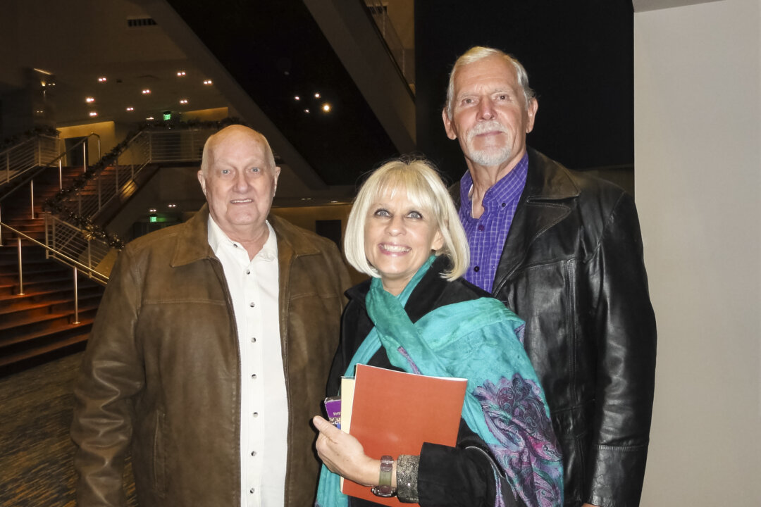  Layne Jorgensen (R) with friends enjoyed a performance by Shen Yun Performing Arts at the McAllen Performing Arts Center, Austin, Texas, on Dec. 29, 2017.  (Sufei Zheng/The Epoch Times)