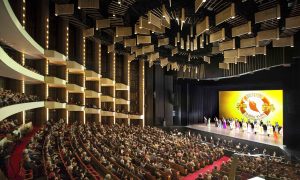 ‘Go [See Shen Yun] Before they Leave,’ says Photographer and Master Engraver 