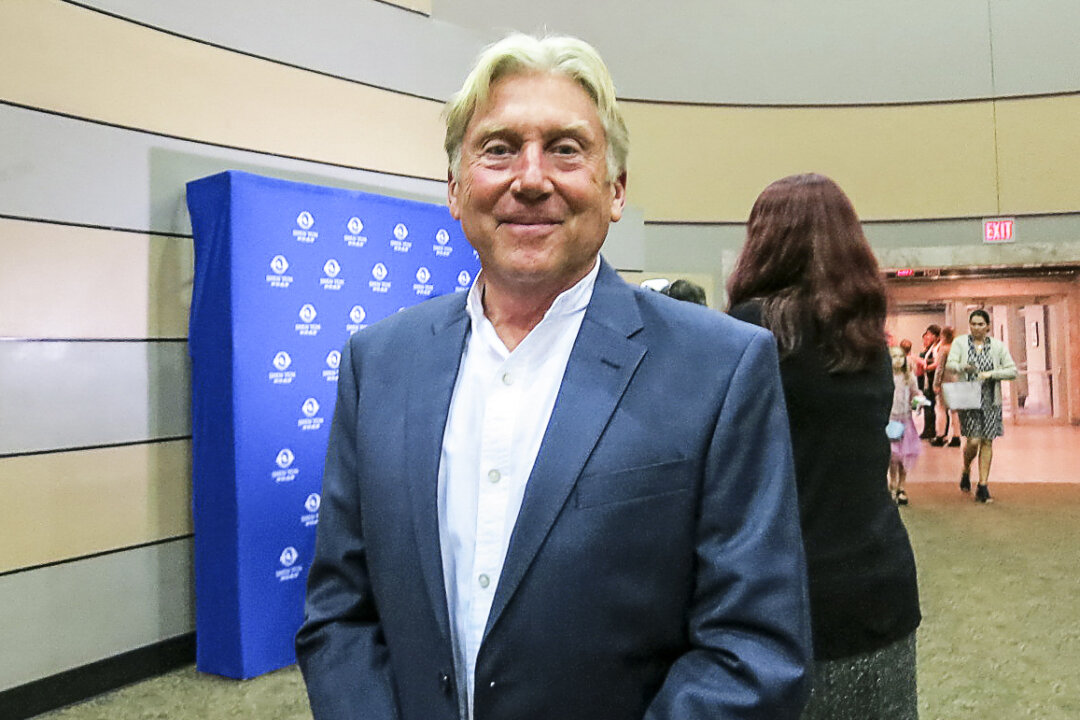 Michael Henderson enjoyed a performance by Shen Yun Performing Arts at the Mobile Civic Center Theater, Mobile, Alabama, on Jan. 9, 2018. (Sally Sun/The Epoch Times) 