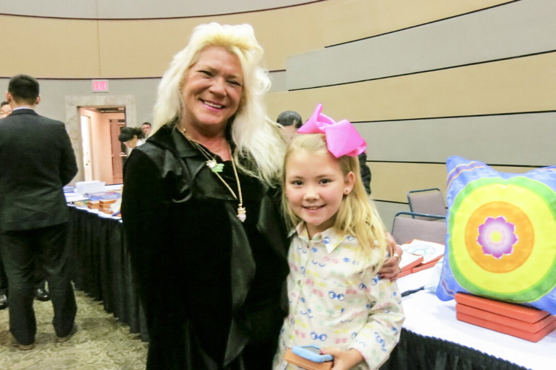 Constance Owings and her granddaughter enjoyed a performance by Shen Yun Performing Arts at the Mobile Civic Center Theater, Mobile, Alabama, on Jan. 9, 2018. (Sally Sun/The Epoch Times)