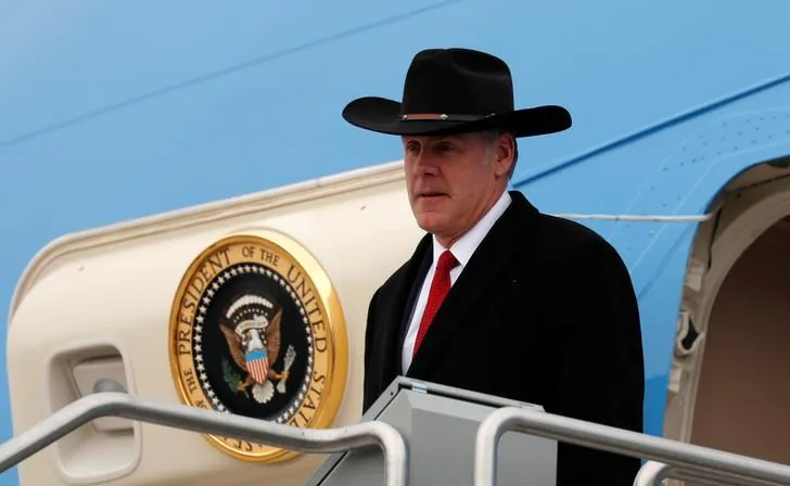 Interior Secretary Ryan Zinke steps from Air Force One as U.S. President Donald Trump arrives in Salt Lake City, Utah, U.S., Dec. 4, 2017. (Reuters/Kevin Lamarque)