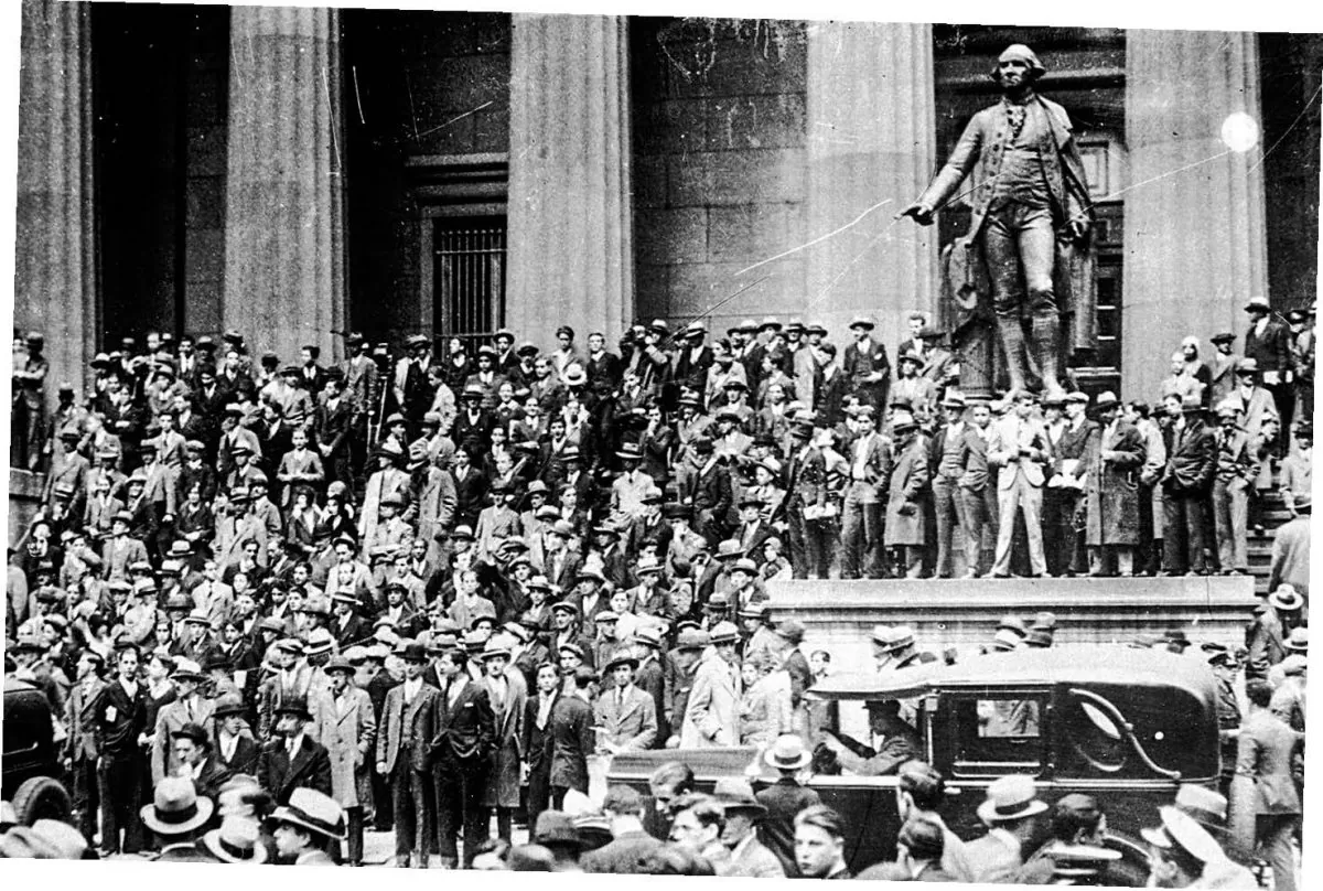 Crowds gather outside the Sub-Treasury Building (now Federal Hall National Memorial) opposite of the New York Stock Exchange at the time of the Wall Street crash in October 1929. (KEYSTONE/GETTY IMAGES)