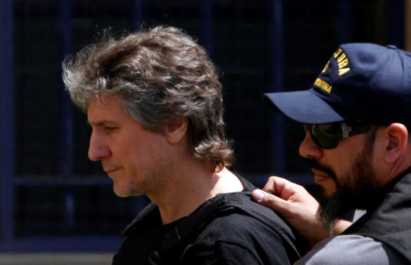 Former Argentine Vice President Amado Boudou is escorted by a member of Argentina's Coastguards as he arrives to a Federal Justice building in Buenos Aires, Argentina Nov. 3, 2017. (Reuters/Martin Acosta)