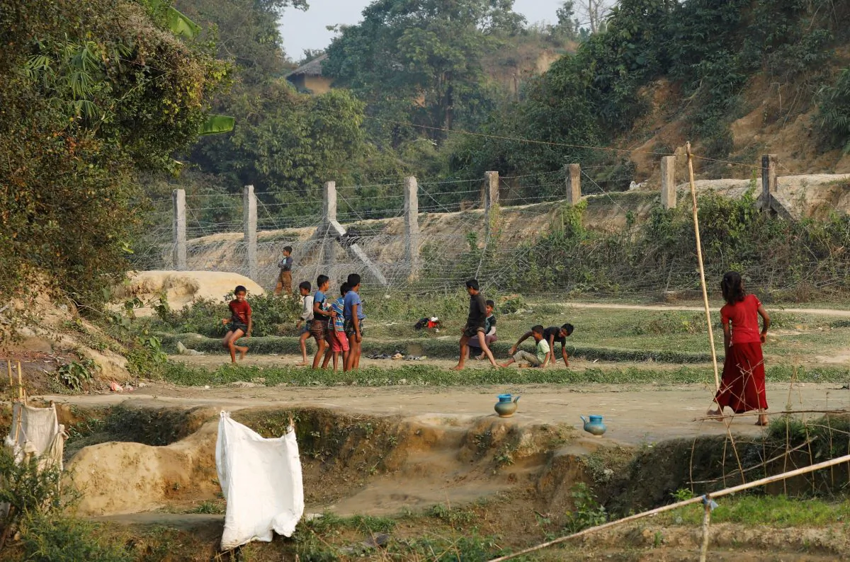 Rohingya refugee children play at no man's land at the Bangladesh-Burmese border, in Cox's Bazar, Bangladesh Jan. 12, 2018. (Reuters/Tyrone Siu)
