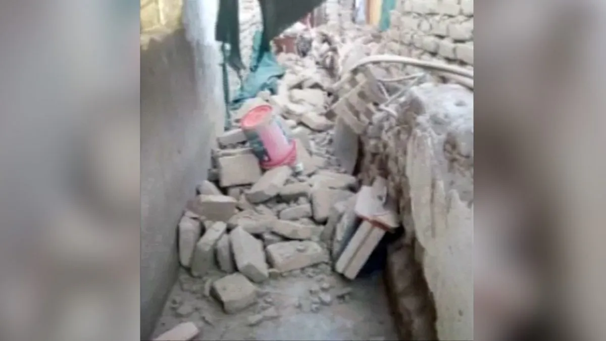 A strong magnitude 7.1 earthquake struck the coast of southern Peru, leaving one dead and several dozen injured, while causing homes and roads to collapse on Jan. 14, 2018. (Screenshot/Reuters)