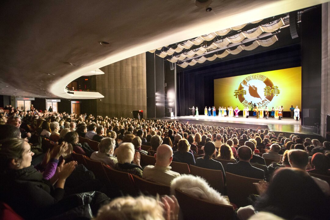 Shen Yun Performing Arts' curtain call at Place des Arts in Montreal, on January 14, 2018. (Evan Ning/The Epoch Times)