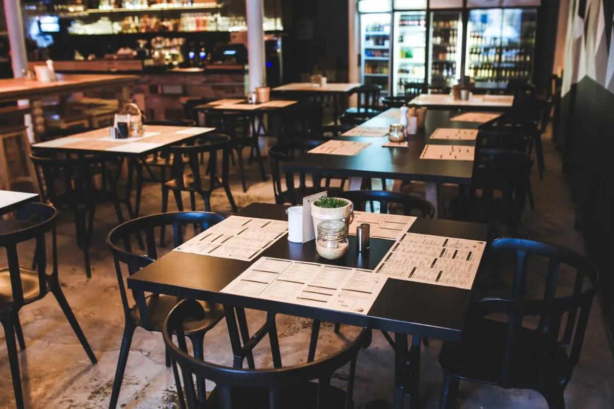 A stock restaurant photo (Pexels / Kaboompics)
