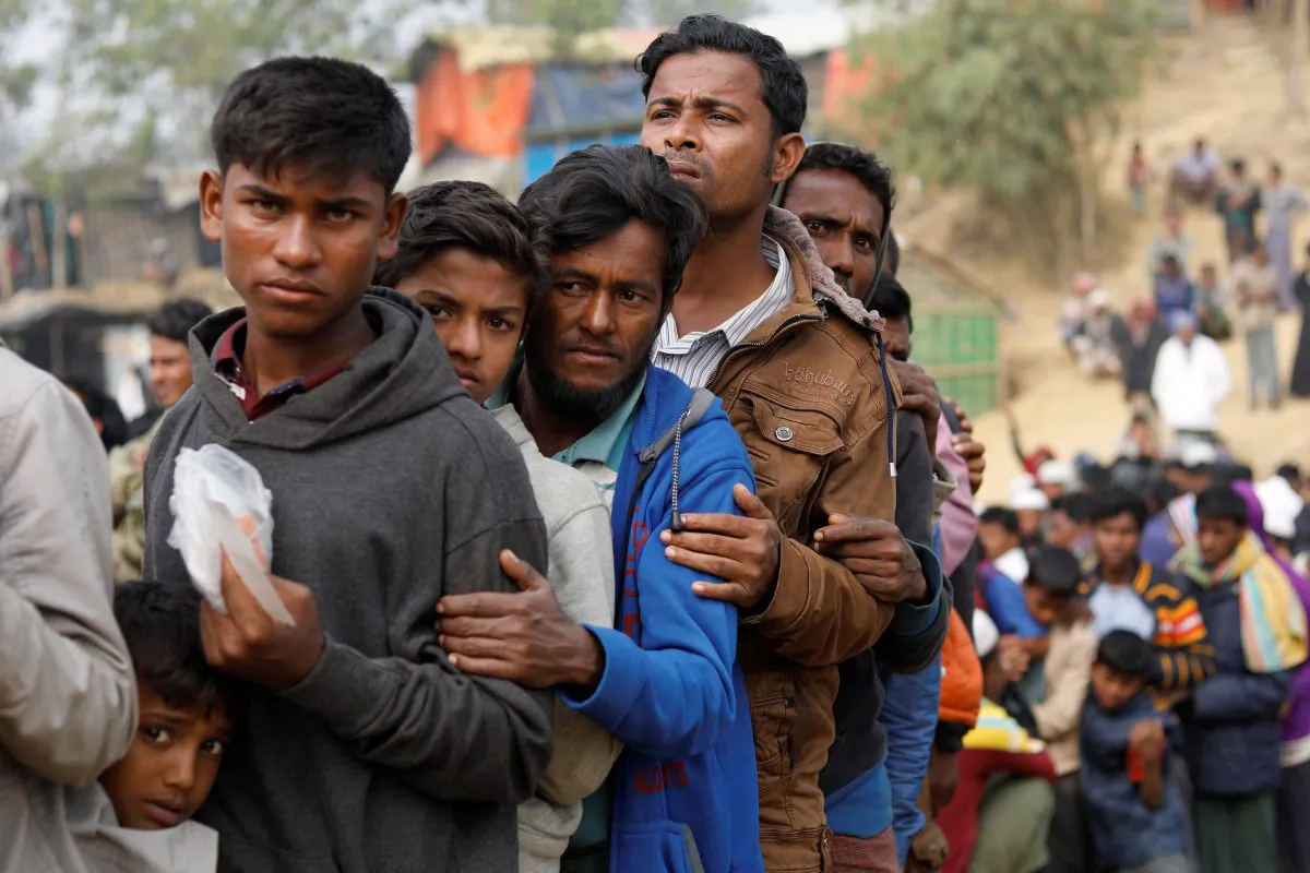 Rohingya refugees line up for daily essentials distribution at Balukhali camp, near Cox's Bazar, Bangladesh Jan. 15, 2018. (Reuters/Tyrone Siu)