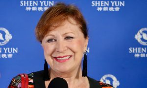 Gold Coaster Loving Shen Yun