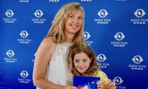 Erhu Soloist Impresses at the Gold Coast