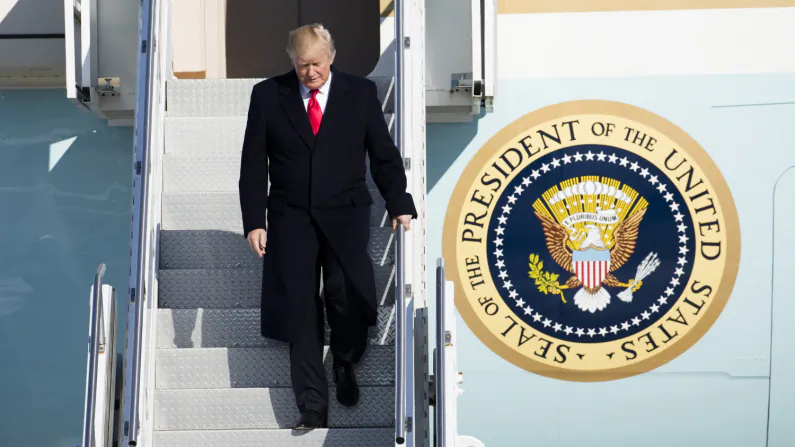 President Donald Trump arrives aboard Air Force One at Pittsburgh International Airport in Coraopolis, Penn., on Jan. 18, 2018. (Samira Bouaou/The Epoch Times)