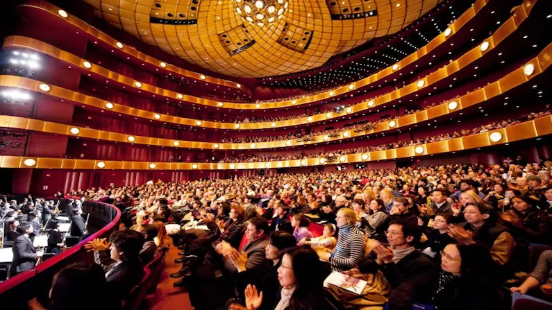 Audience members applaud Shen Yun performers in the David H. Koch Theater at Lincoln Center, New York City, on on Jan. 22, 2018. (Dai Bing/The Epoch Times)