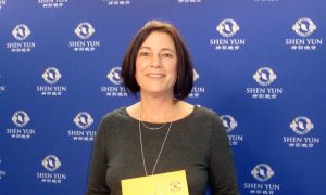 Artist Taken Away by Shen Yun’s Colors and Flowing Costumes